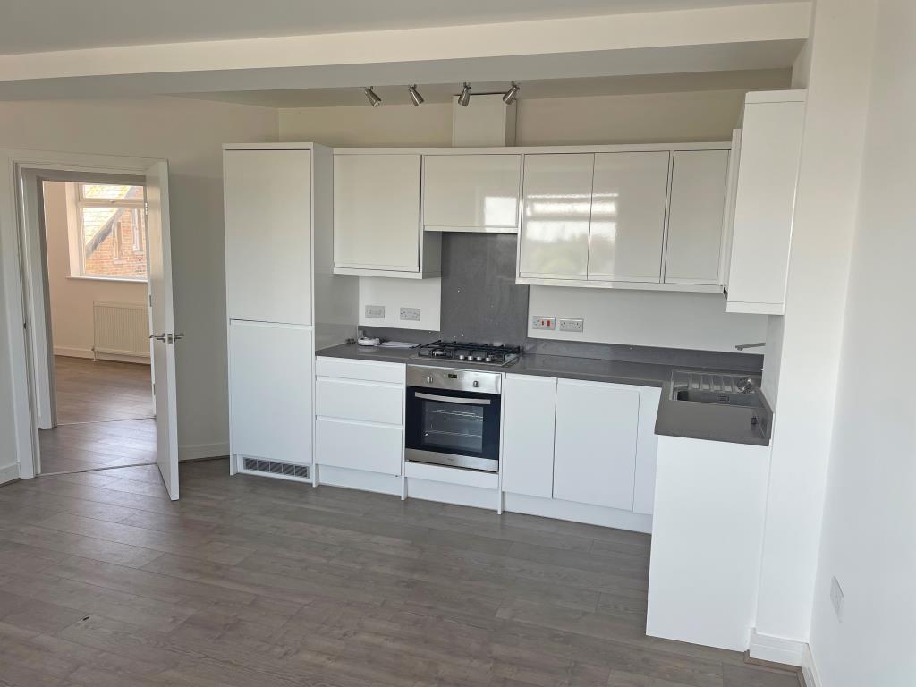 Lot: 28 - MODERN TWO-BEDROOM FLAT IN TOWN CENTRE - Kitchen